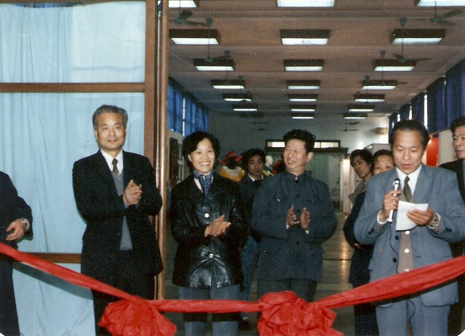 web5、 1987年2月工藝美術(shù)學校第一屆畢業(yè)典禮。省二輕總經(jīng)理葉榮寶、浙江美院院長肖峰與我司總經(jīng)理汪潔參加剪彩典禮.jpg
