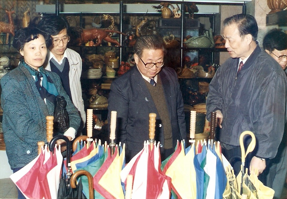 web8、1991年輕工部副部長于珍同志來我司祝賀，在省二輕工業(yè)總公司總經(jīng)理葉榮寶陪同下參觀我司樣品陳列室，鼓勵我們繼續(xù)發(fā)揚工貿(mào)結(jié)合的優(yōu)勢.jpg