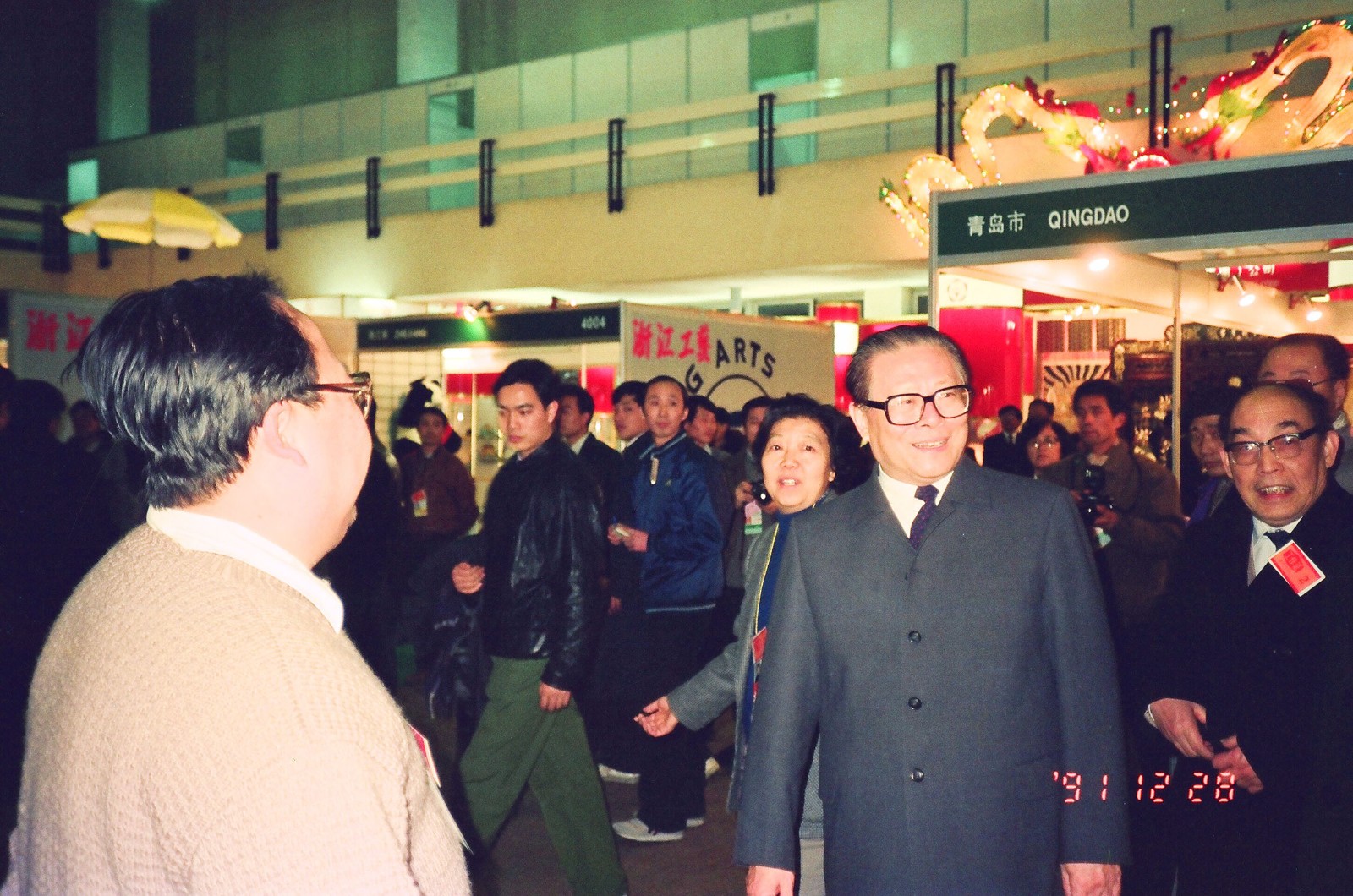 web9、1991年12月中國國際展覽中心舉行全國外貿(mào)出口商品生產(chǎn)地成果展覽會，中共中央總書記江澤民同志參觀我司展臺.jpg